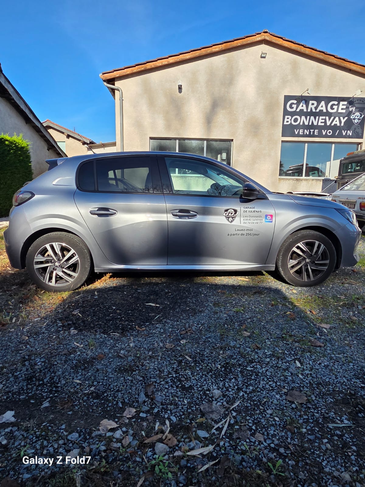 
								Peugeot 208 full									