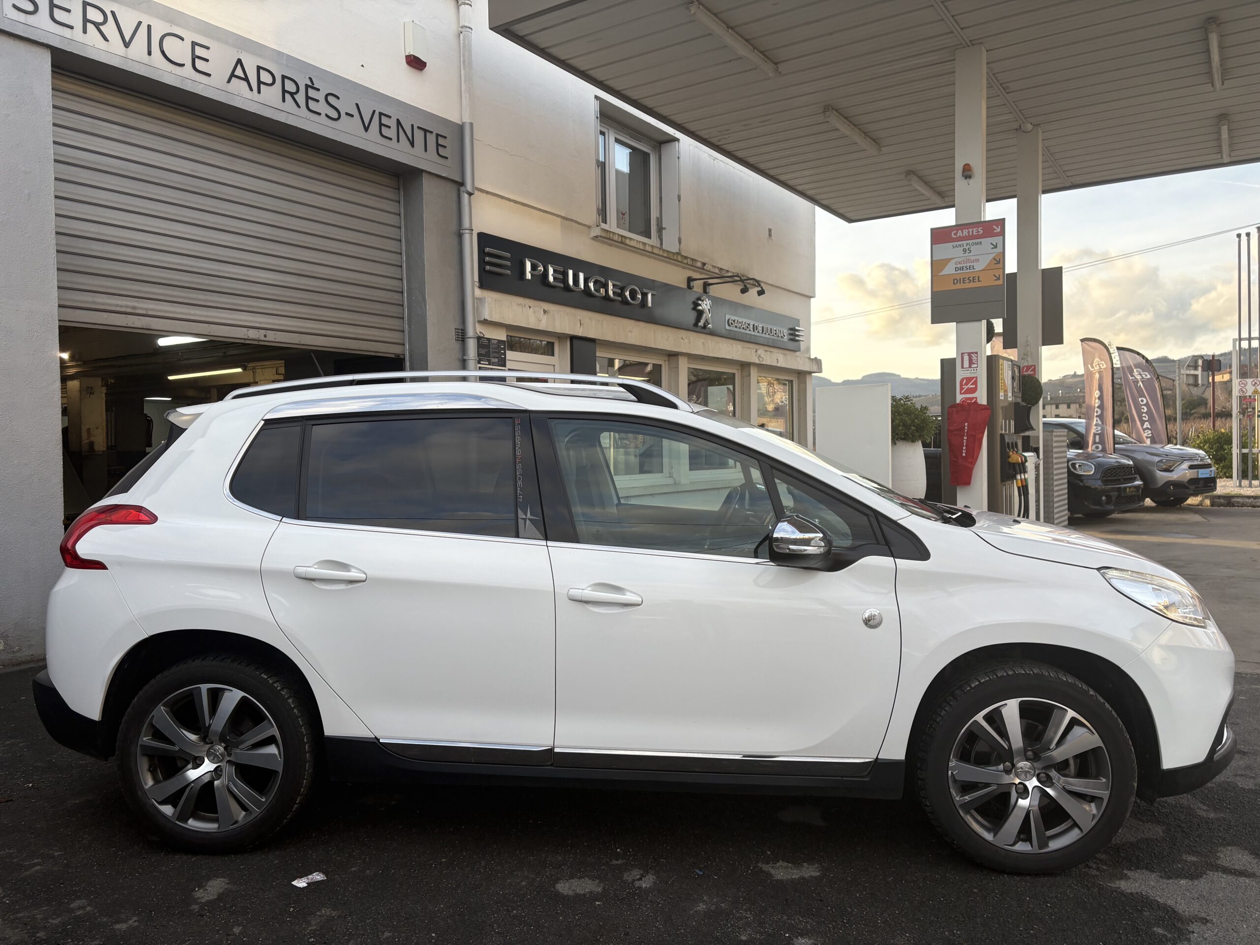 
								Peugeot 2008 full									