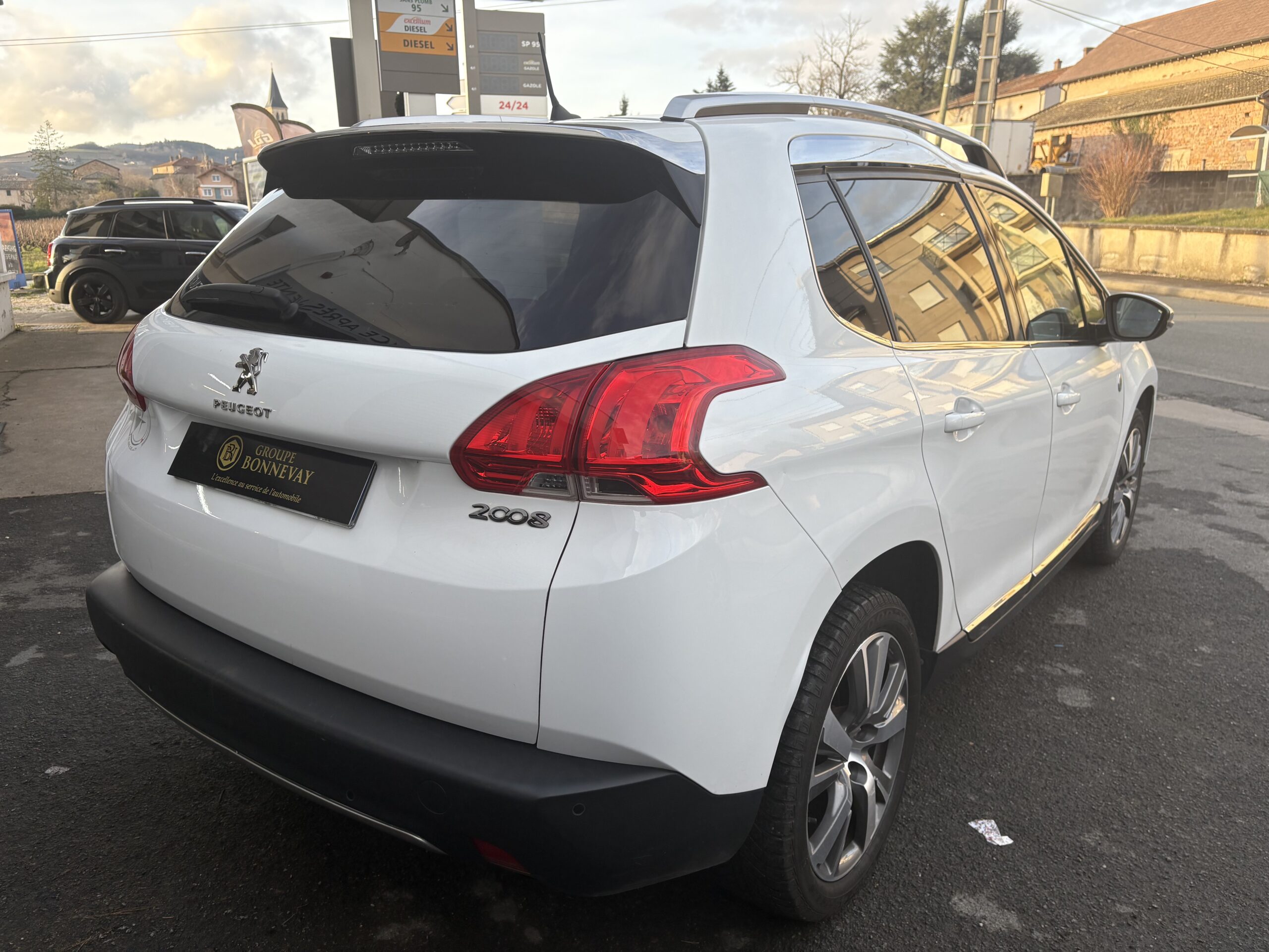 
								Peugeot 2008 full									