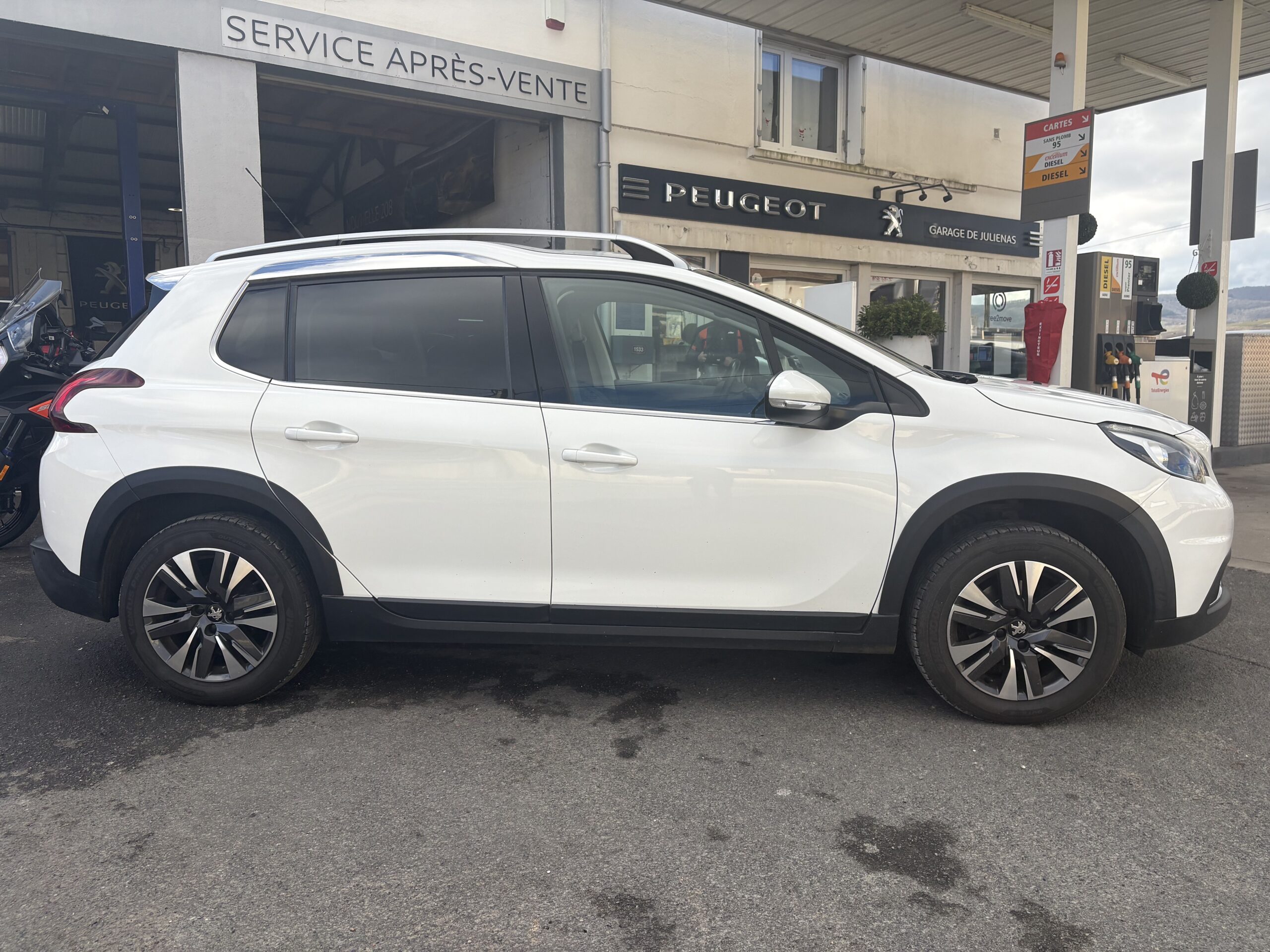 
								Peugeot 2008 full									