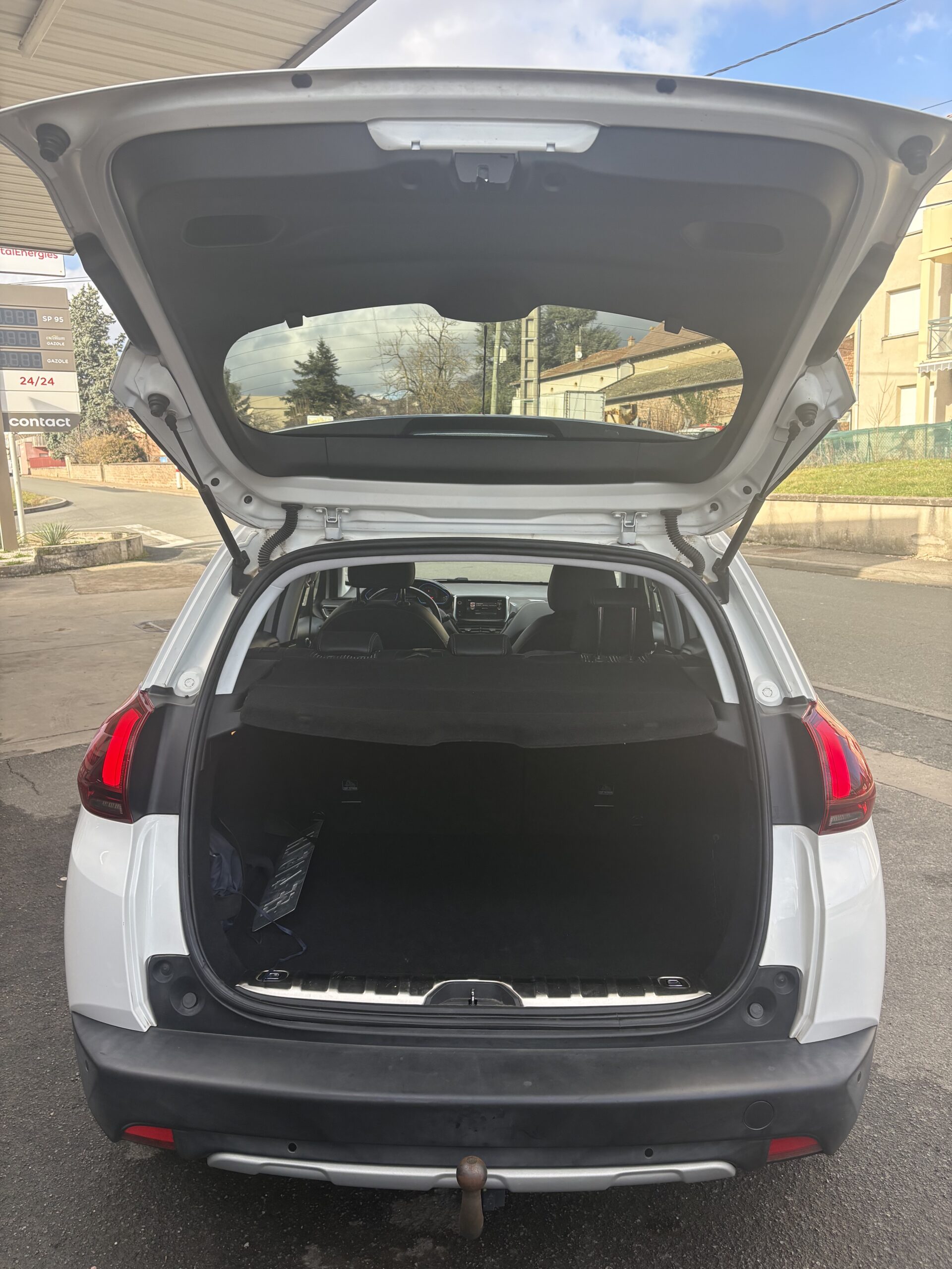 
								Peugeot 2008 full									