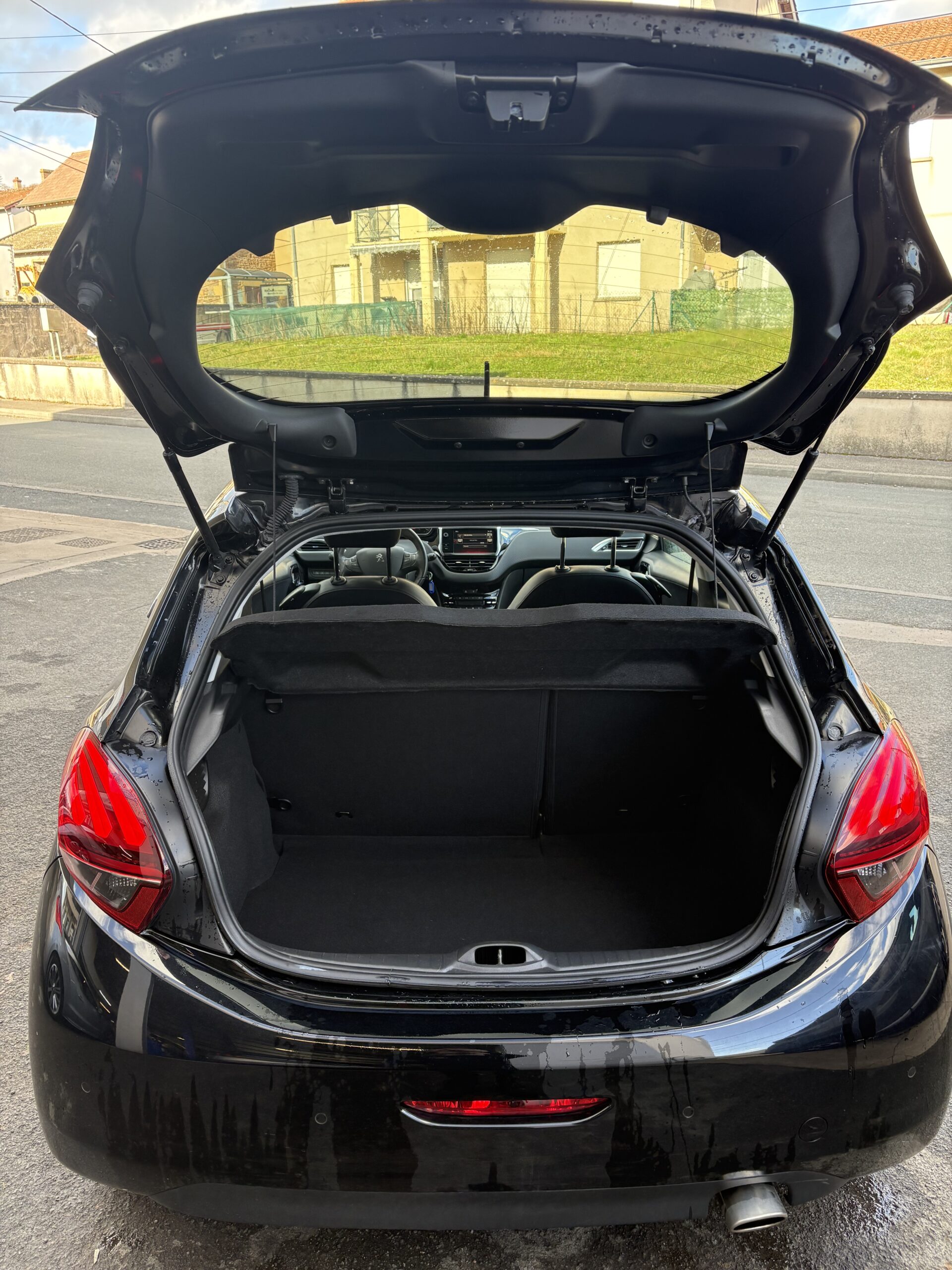 
								Peugeot 208 GT-LINE full									