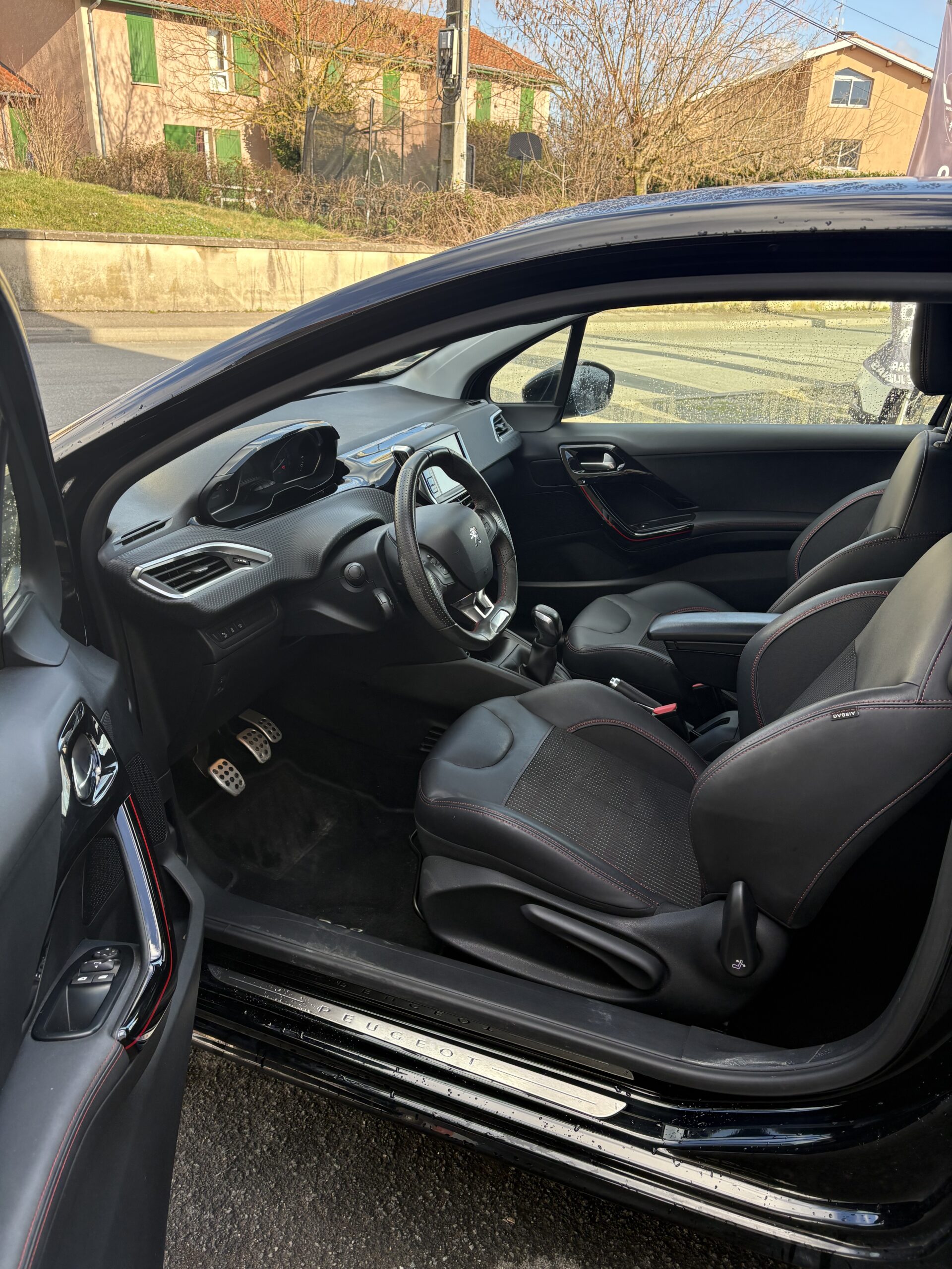 
								Peugeot 208 GT-LINE full									