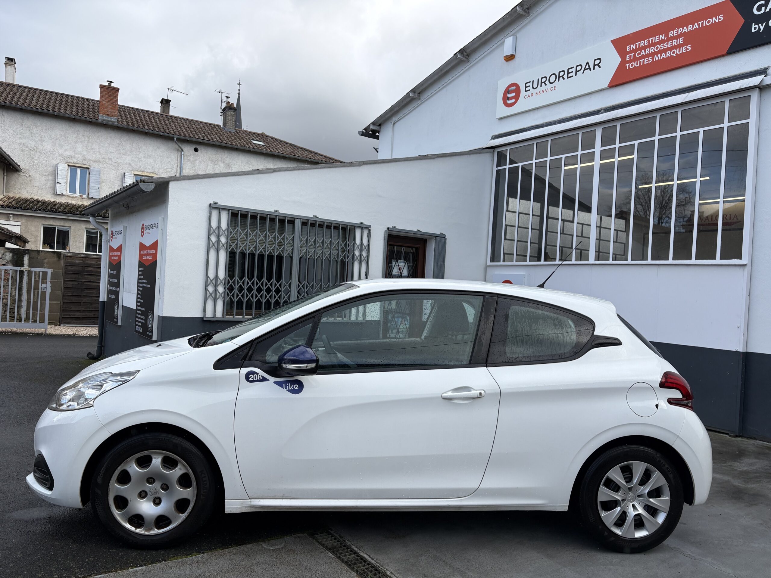
								Peugeot 208 full									