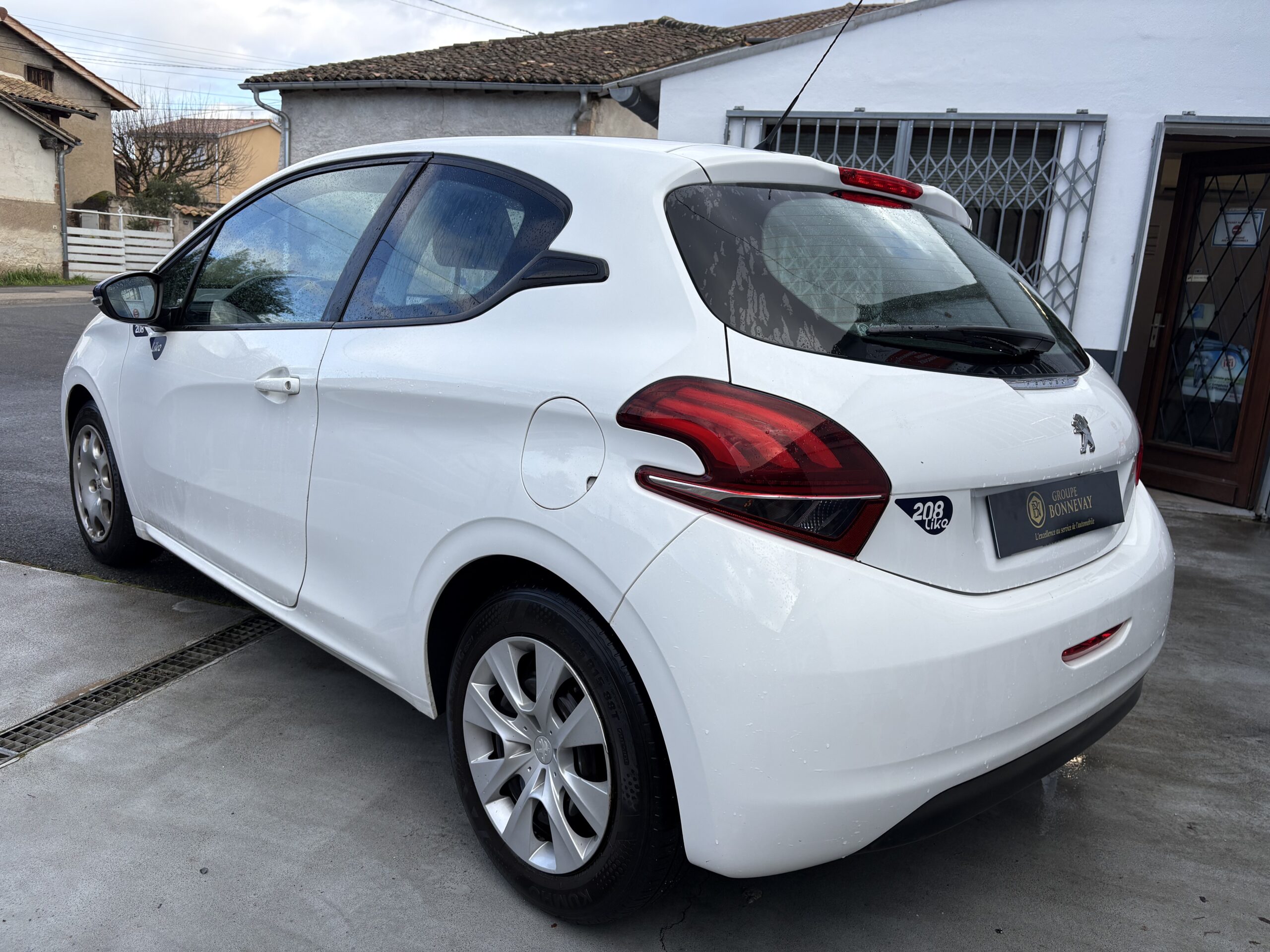 
								Peugeot 208 full									