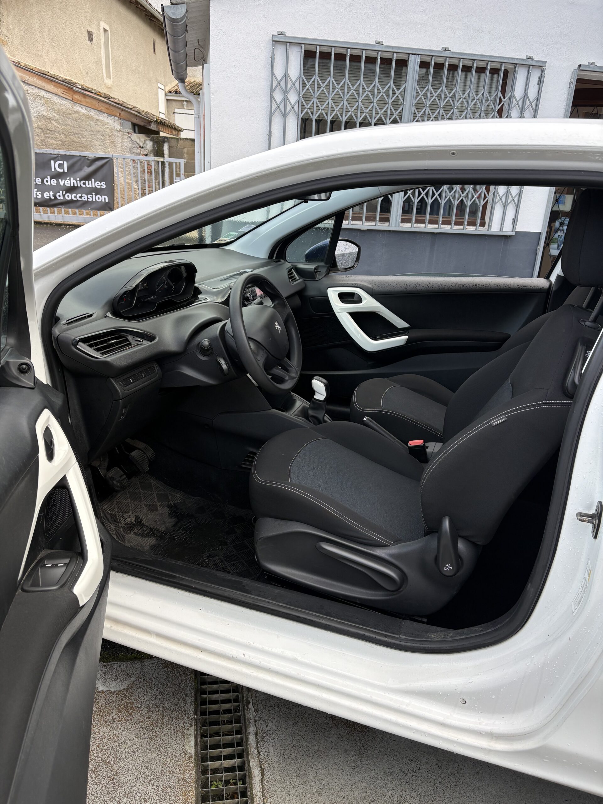 
								Peugeot 208 full									