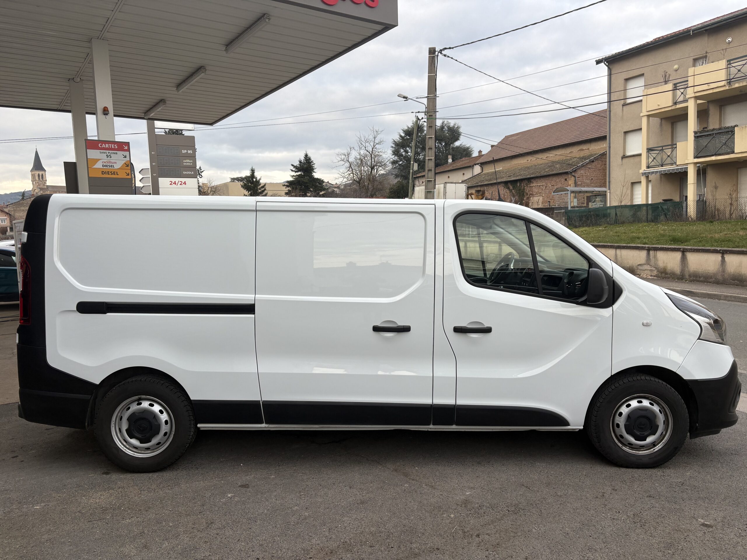 
								Renault Traffic 3 L2H1 2.0 Dci 145 ch Grand Confort full									