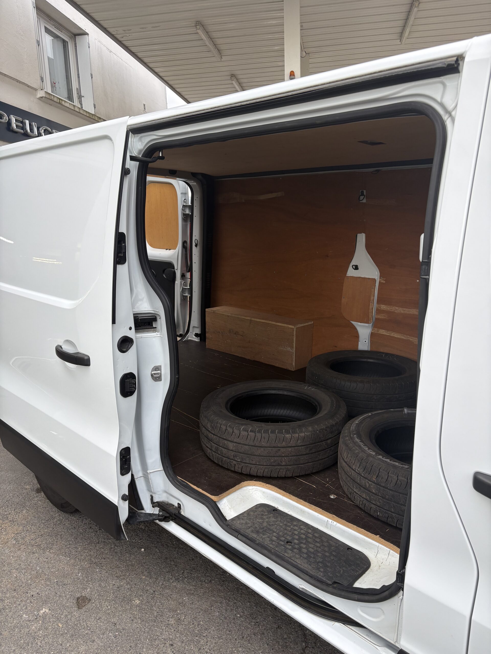 
								Renault Traffic 3 L2H1 2.0 Dci 145 ch Grand Confort full									