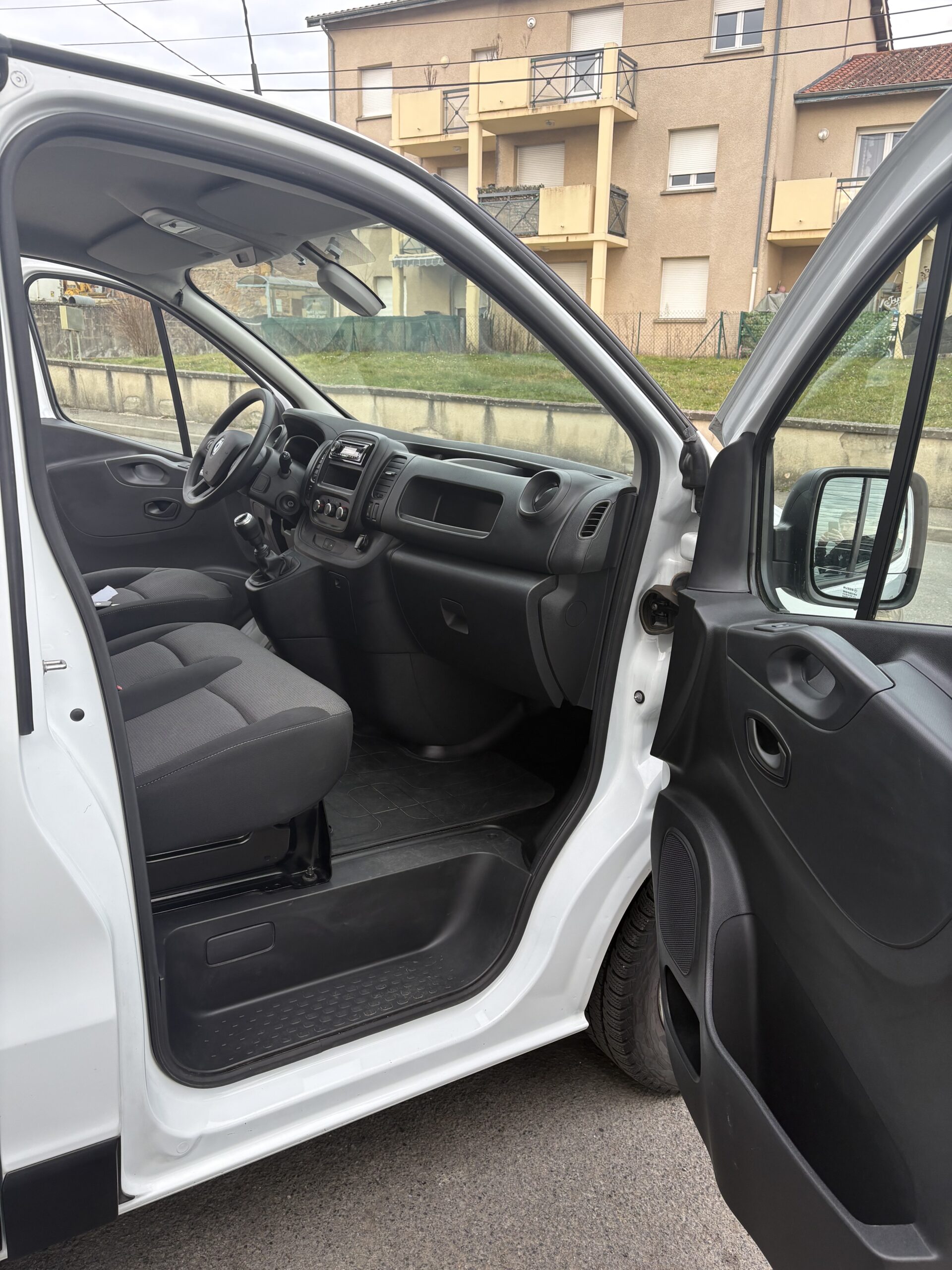 
								Renault Traffic 3 L2H1 2.0 Dci 145 ch Grand Confort full									