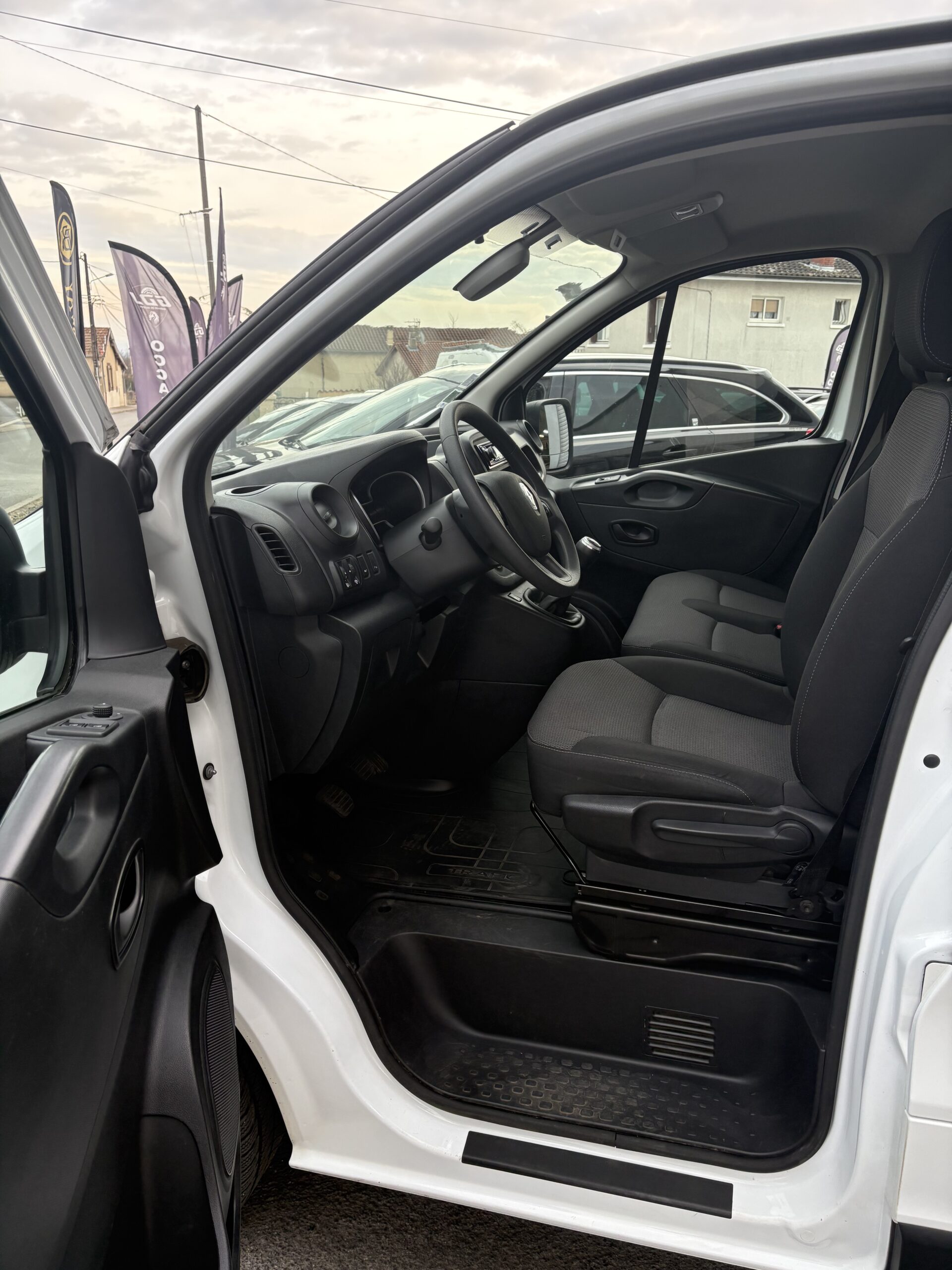 
								Renault Traffic 3 L2H1 2.0 Dci 145 ch Grand Confort full									